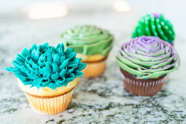 Using Buttercream Frosting Vanilla Chocolate Cupcakes Intricately Decorated Resemble Various — Stock Photo, Image