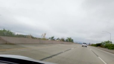 Los Angeles, California, ABD-4 Aralık 2022-POV Yolu 101. Rincon Sahili yakınlarında kasvetli, bulutlu bir kış günü.