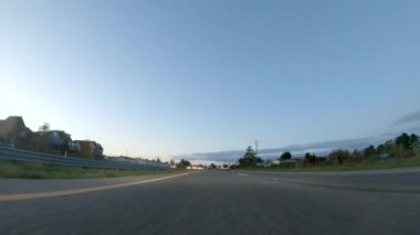 Los Angeles, California, ABD-4 Aralık 2022-POV-Güneş batarken, Pismo Sahili yakınlarında HWY 101 'de araba sürmek turuncu ve pembe tonlarda gökyüzü ile büyüleyici bir deneyim haline geliyor.