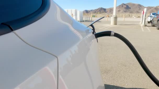 Baker Kalifornien Usa Dezember 2022 Tagsüber Wird Ein Tesla Fahrzeug — Stockvideo