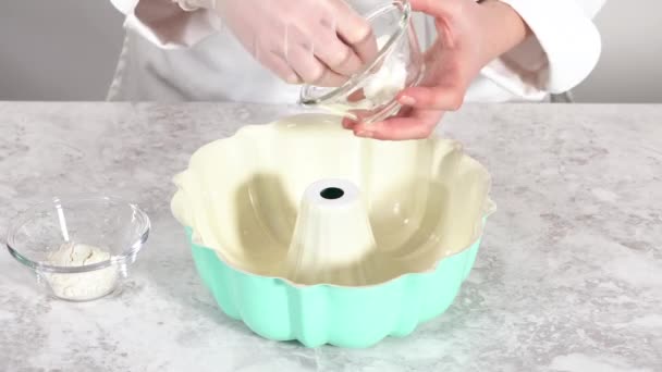 Time Lapse Greasing Bundt Cake Pan Vegetable Shortening Flour Bake — Vídeos de Stock