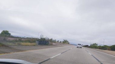 Los Angeles, California, ABD-4 Aralık 2022-POV Yolu 101. Rincon Sahili yakınlarında kasvetli, bulutlu bir kış günü.