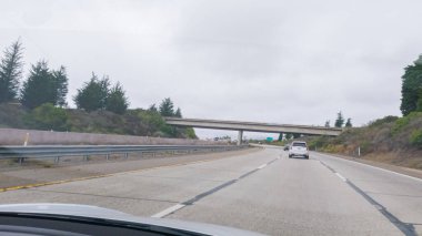 Los Angeles, California, ABD-4 Aralık 2022-POV Yolu 101. Rincon Sahili yakınlarında kasvetli, bulutlu bir kış günü.