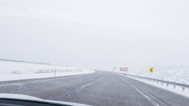 POV-Elektrikli araç Batı Colorado 'daki bir kış fırtınası sırasında I-70 otoyolunda ustaca yol alırken yakalandı..