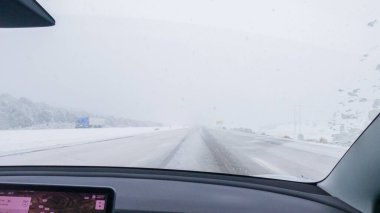 POV-Elektrikli araç Batı Colorado 'daki bir kış fırtınası sırasında I-70 otoyolunda ustaca yol alırken yakalandı..