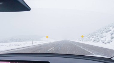 POV-Elektrikli araç Batı Colorado 'daki bir kış fırtınası sırasında I-70 otoyolunda ustaca yol alırken yakalandı..