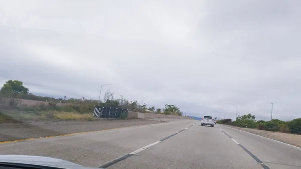캘리포니아 로스앤젤레스 2022년 12월 캘리포니아 101번 고속도로를 운전하는 어둡고 겨울의 — 스톡 사진