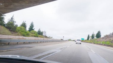 Los Angeles, California, ABD-4 Aralık 2022-POV Yolu 101. Rincon Sahili yakınlarında kasvetli, bulutlu bir kış günü.