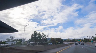 Los Angeles, California, ABD-4 Aralık 2022 HWY 101 'de Santa Barbara, California yakınlarında yol bulutlarla kaplanarak, hala kasvetli bir atmosfer yaratıyor.