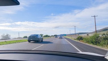 Los Angeles, California, ABD-4 Aralık 2022 HWY 101 'de Santa Barbara, California yakınlarında yol bulutlarla kaplanarak, hala kasvetli bir atmosfer yaratıyor.