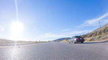 Los Angeles, California, ABD-4 Aralık 2022-POV-Gündüz, Arroyo Quemada Plajı yakınlarındaki HWY 101 'de sürüş, çevre kıyı manzarası manzarası sunar.