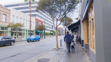 Pasadena, California, ABD-4 Aralık 2022 - Kasvetli bir kış gününde Pasadenas şehir merkezinde tarihi, ağaçlarla kaplı sokaklar sakin ve kasvetli bir atmosferle kaplanır.