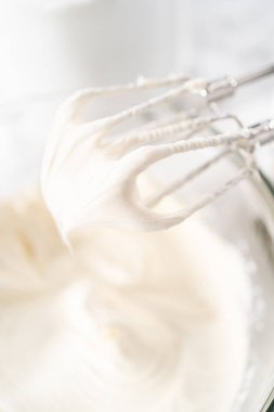 Marketten alınmış tereyağlı kremanın karışımı bardakta karıştırılıyor..