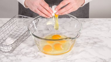 Adım adım. Bardakta ıspanak ve jambonlu frittata karışımı..