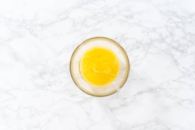 Düz yatıyordu. Büyük bir bardaktaki malzemeleri karıştırarak naneli çikolatalı kekler pişiriyorum..