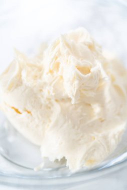 Marketten alınmış vanilyalı şekerlemeyi cam bir kaseyle karıştırıyorum..