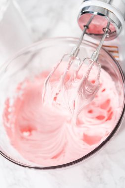 Marketten alınmış tereyağlı kremanın karışımı bardakta karıştırılıyor..