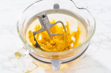 Beyaz çikolatalı limonlu kurabiye. Limonlu kurabiyeleri beyaz çikolatayla karıştırmak için mutfak malzemelerini karıştırıyorum..