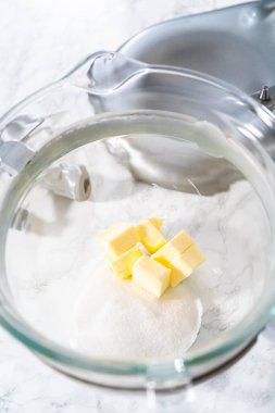 Beyaz çikolatalı limonlu kurabiye. Limonlu kurabiyeleri beyaz çikolatayla karıştırmak için mutfak malzemelerini karıştırıyorum..