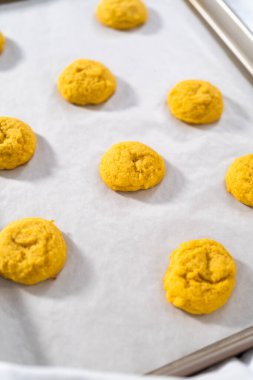 Beyaz çikolatalı limonlu kurabiye. Mutfak tezgahında beyaz çikolatalı taze pişmiş limonlu kurabiyeler..