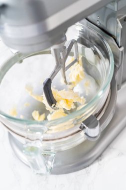 Beyaz çikolatalı limonlu kurabiye. Limonlu kurabiyeleri beyaz çikolatayla karıştırmak için mutfak malzemelerini karıştırıyorum..