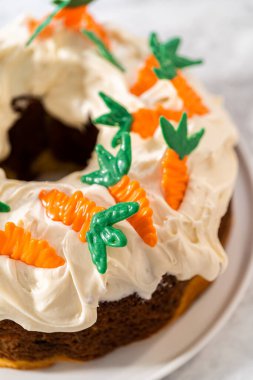 Yeni pişmiş havuçlu kek krem peynirli pasta ve çikolatalı havuçlu kek..