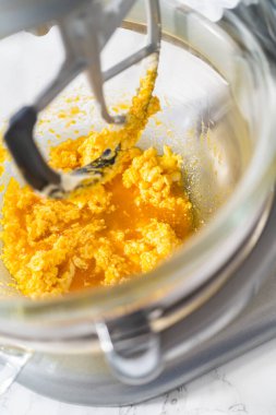 Beyaz çikolatalı limonlu kurabiye. Limonlu kurabiyeleri beyaz çikolatayla karıştırmak için mutfak malzemelerini karıştırıyorum..