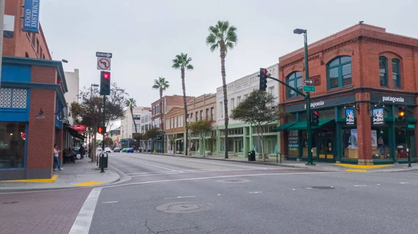 Pasadena, California, ABD-4 Aralık 2022 - Kasvetli bir kış gününde Pasadenas şehir merkezinde tarihi, ağaçlarla kaplı sokaklar sakin ve kasvetli bir atmosferle kaplanır.