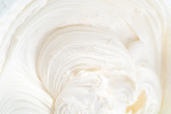 Míchání Vanilkové Polevy Míchané Skleněné Míse Ruční Míchačkou — Stock fotografie