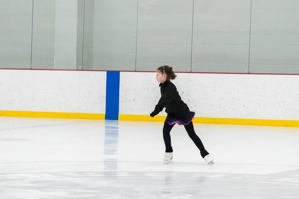 Junges Mädchen Perfektioniert Ihre Eiskunstlauf Routine Während Sie Ihr Wettkampfkleid — Stockfoto