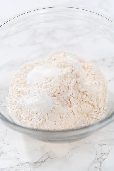 Trockene Zutaten Mit Einem Schneebesen Einer Glasschüssel Mischen Zitronenmohn Muffins — Stockfoto