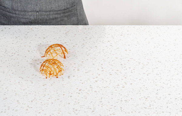 Хрустящие карамельные кексовые топперы на столе.