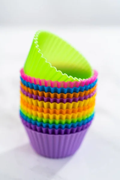 Nuovi Rivestimenti Cupcake Silicone Diversi Colori Sul Bancone Della Cucina — Foto Stock