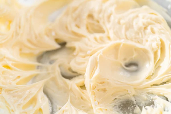 Míchání Ingrediencí Ruční Míchačka Velké Míse Aby Smetanový Sýr Polevu — Stock fotografie