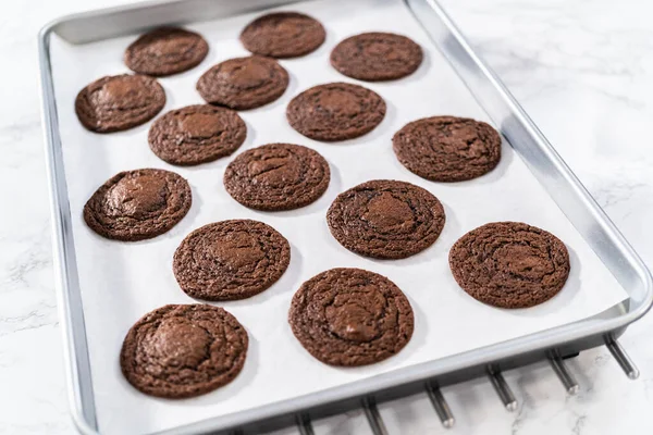 Refroidissement Des Biscuits Chocolat Fraîchement Cuits Avec Des Cœurs Chocolat — Photo