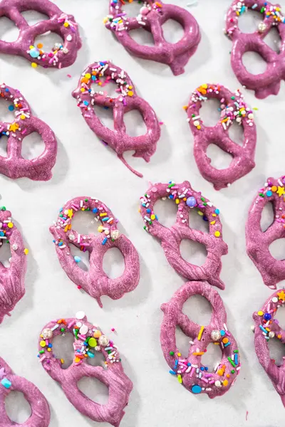 Decorating Chocolate Dipped Pretzels Twists Chocolate Mermaid Tails — Stock fotografie