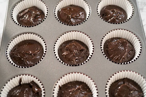 Sbírání Těsto Dort Těstem Naběračku Fólie Cupcake Vložky Péct Čokoládové — Stock fotografie