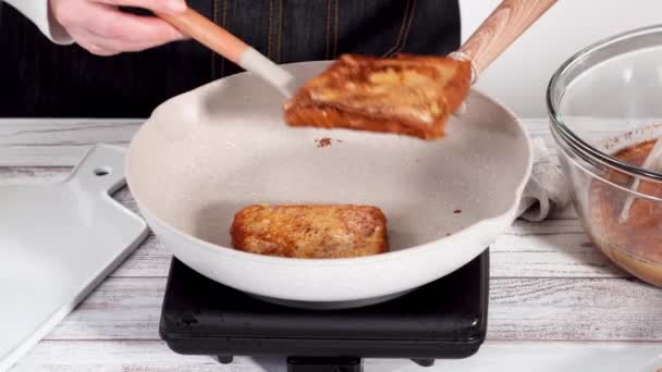 時間の経過 ノンスティックフライパンでフレンチトーストを炒める — ストック動画