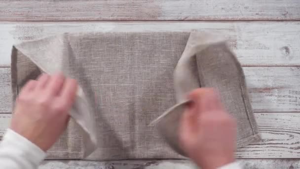 Schritt Für Schritt Klappbare Leinen Serviette Natürlicher Farbe Auf Einem — Stockvideo