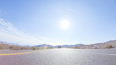 Nevada 'dan Kaliforniya' ya bir yolculuğa çıkmak, 15. Otoyol 'da sürmek, manzaralı manzaralar ve eyaletler arasında heyecanlı bir yolculuk sunuyor..