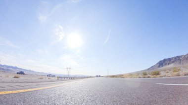 Nevada 'dan Kaliforniya' ya bir yolculuğa çıkmak, 15. Otoyol 'da sürmek, manzaralı manzaralar ve eyaletler arasında heyecanlı bir yolculuk sunuyor..