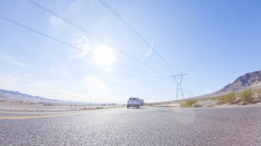 Nevada 'dan Kaliforniya' ya bir yolculuğa çıkmak, 15. Otoyol 'da sürmek, manzaralı manzaralar ve eyaletler arasında heyecanlı bir yolculuk sunuyor..