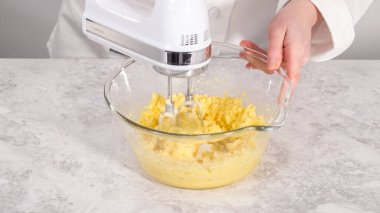 Adım adım. Fünyeli kek pişirmek için karıştırma kabındaki malzemeleri karıştırıyorum..