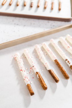 Ev yapımı çikolata kaplı çubuk çubuklar parşömen kağıdıyla kaplı bir kabın üzerinde kurutuluyor..