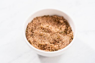 Meksika karpuzu için kırmızı limon tuzu hazırlamak için küçük bir bardakta karıştırma malzemesi..