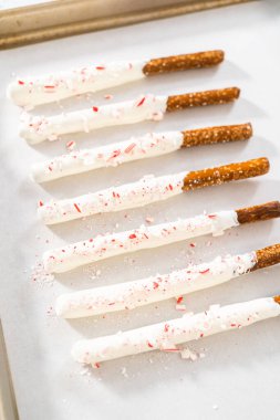 Ev yapımı çikolata kaplı çubuk çubuklar parşömen kağıdıyla kaplı bir kabın üzerinde kurutuluyor..