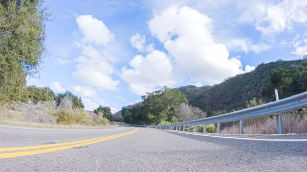 Vozidlo Projíždí Dálnici Cuyama Pod Jasným Sluncem Okolní Krajina Ozářena — Stock fotografie