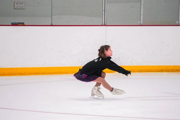 女の子練習前彼女のフィギュアスケート競技でザ室内アイスリンク — ストック写真