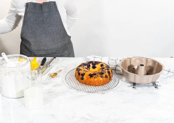 Artful Extraction Freshly Baked Bundt Cake Its Mold Marks Exciting — Stock Photo, Image