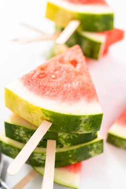 Şili limonlu karpuz patlatmak için olgun kırmızı karpuz dilimliyorum..